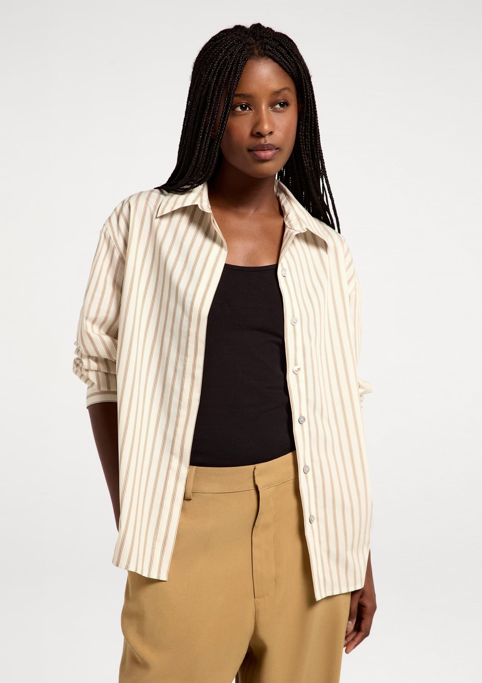 Camisa listrada feminina: a peça clássica que deixa qualquer look mais elegante
